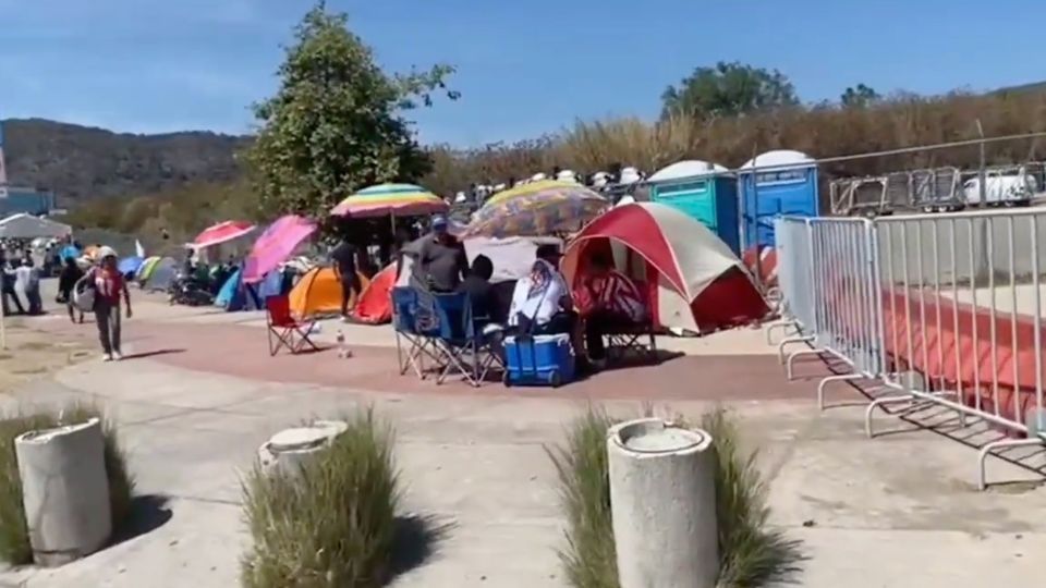 Aficionados del Guadalajara acamparon en las inmediaciones del Estadio Akron para intentar comprar boletos para la Final contra Tigres