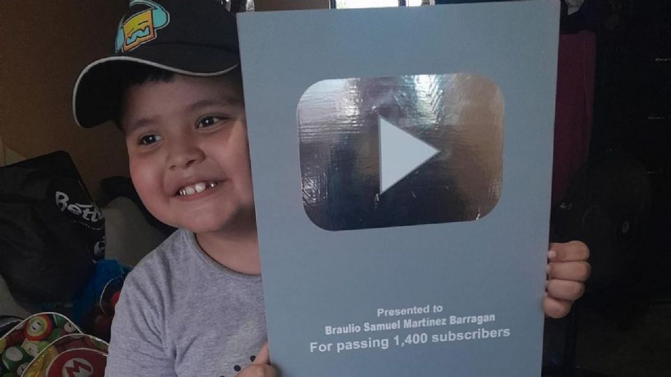 Padre crea placa de YouTube a su hijo