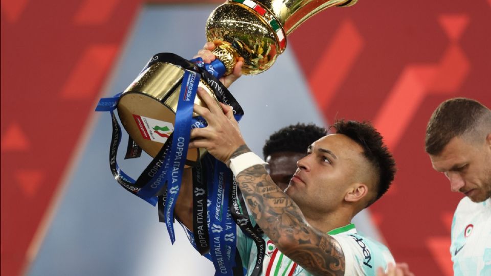 El delantero argentino Lautaro Martínez anotó un doblete en la victoria del Inter de Milán ante Fiorentina en la Copa de Italia