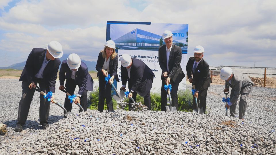 Colocación de primera piedra de la empresa Festo.