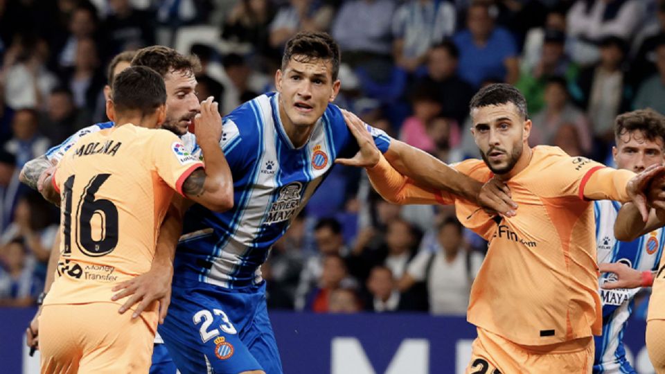 El mexicano César Montes contribuyó con un gol en el empate de su equipo para mantener la esperanza de evitar el descenso