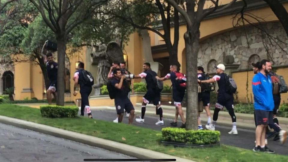 Con baile incluido y recibidos por más un centenar de aficionados, llegaron las Chivas a Monterrey.