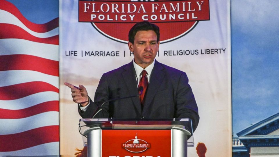 El gobernador de Florida, el republicano Ron DeSantis, habla durante la 18 cena de gala anual de la organización Florida Family Policy Council celebrada la noche del sábado en Orlando, Florida (EE.UU.)