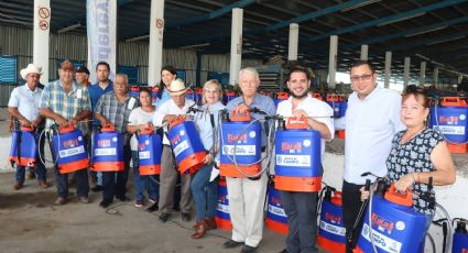 Apoyan a agricultores de Cadereyta con entrega de mochilas aspersoras