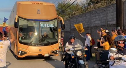 Tigres llega entre cantos de su afición al Estadio Universitario