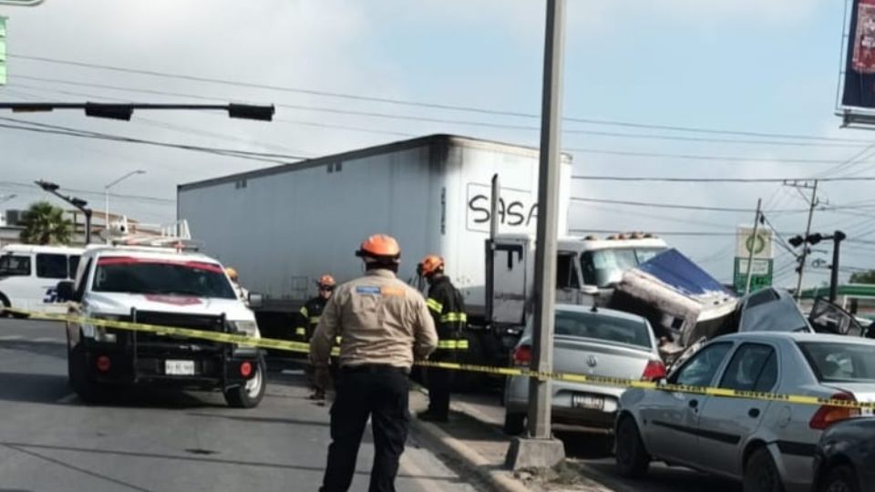 Choque de tractocamión y auto compacto deja una persona muerta y una lesionada