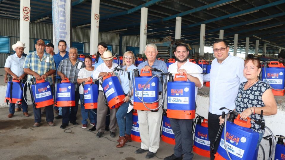 Agricultores de Cadereyta con mochilas aspersoras