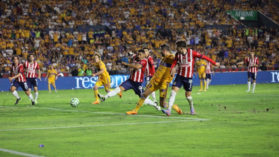 Tigres y Chivas empatan sin goles en el medio tiempo de la Final de ida