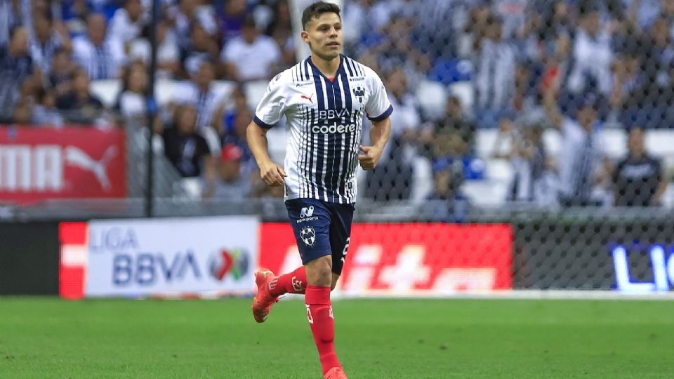 Alfonso González viajó a la playa con la plantilla de Rayados, pese a estar recuperándose de dos cirgías