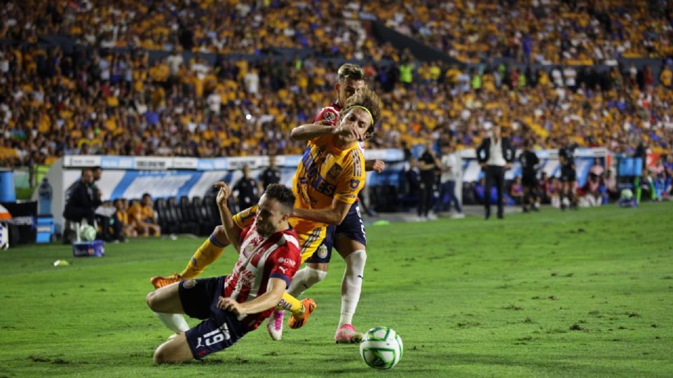 Sebastián Córdova se quejó del arbitraje y el VAR luego que no se sancionara una tarjeta roja en una falta de Alejandro Mayorga