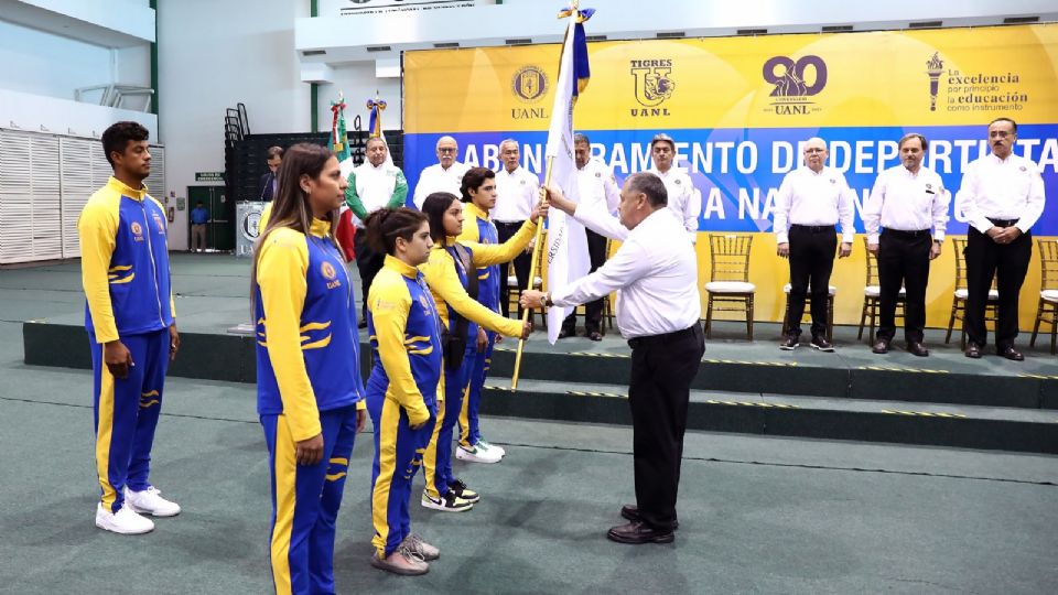 La UANL abandera a sus atletas de acara a la Universiada Nacional