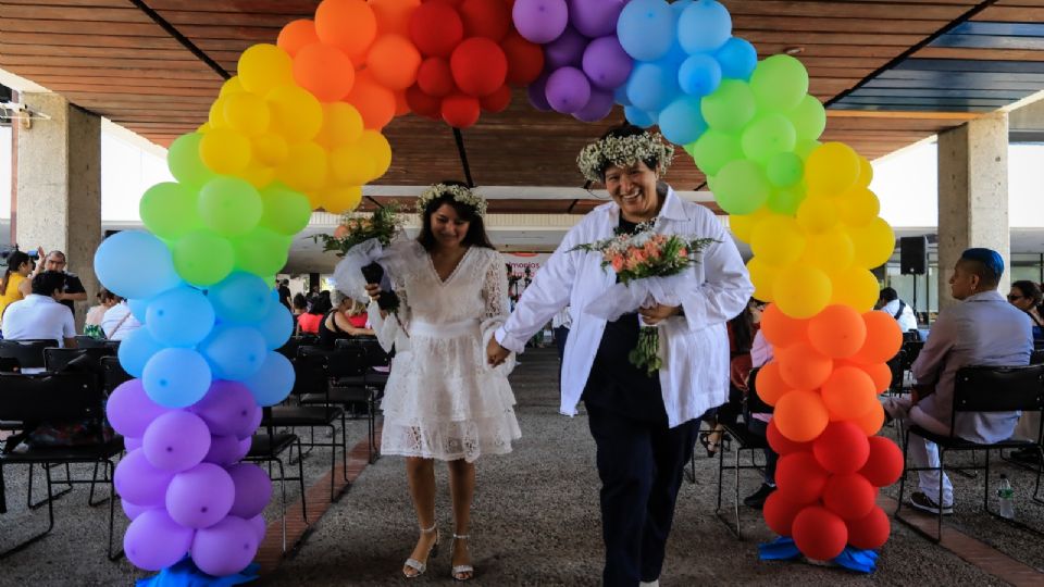 os mujeres asisten a las bodas gratuitas Igualitarias en el balneario de Acapulco, estado de Guerrero