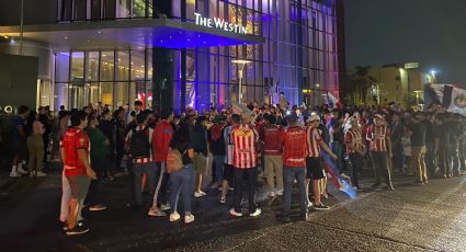 Afición de Chivas lleva serenata al hotel y jugadores no salen