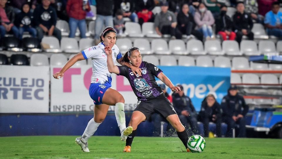 Mariana Cadena y Charlyn Corral disputan un balón durante el partido de Ida entre Pachuca y Monterrey