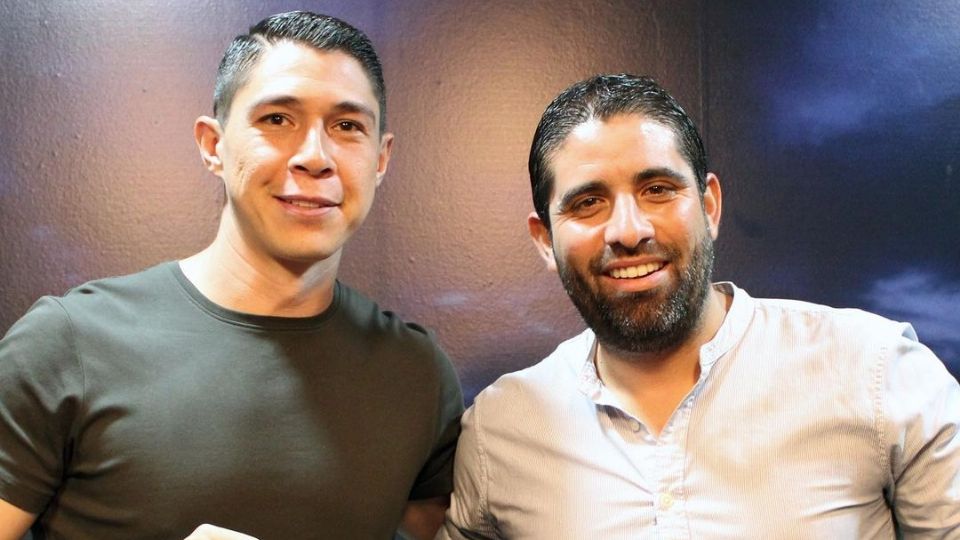 Hugo González posa con la playera del Mazatlán y junto a Carlos Vela, director deportivo del equipo