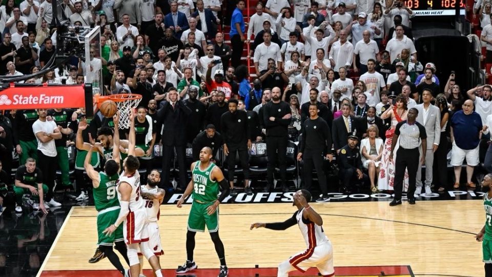 Una canasta de Derrick White en la última acción del juego le dio el triunfo a los Celtics de Boston ante Miami Heat