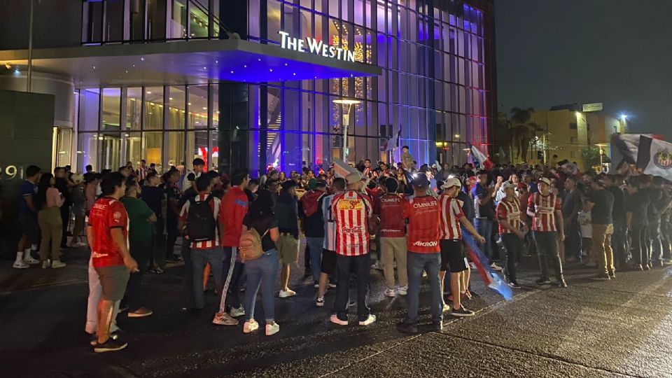 Cerca de una centena de aficionados de Chivas se dio cita en el hotel de concentración del equipo para mostrar su apoyo a los jugadores.