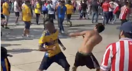 Video: Aficionados de Tigres y Chivas arman riña previo a la Final