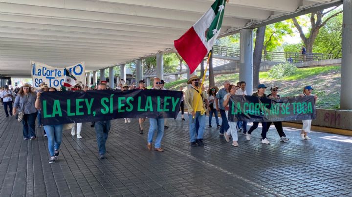 Marchan en Monterrey en defensa de la Suprema Corte
