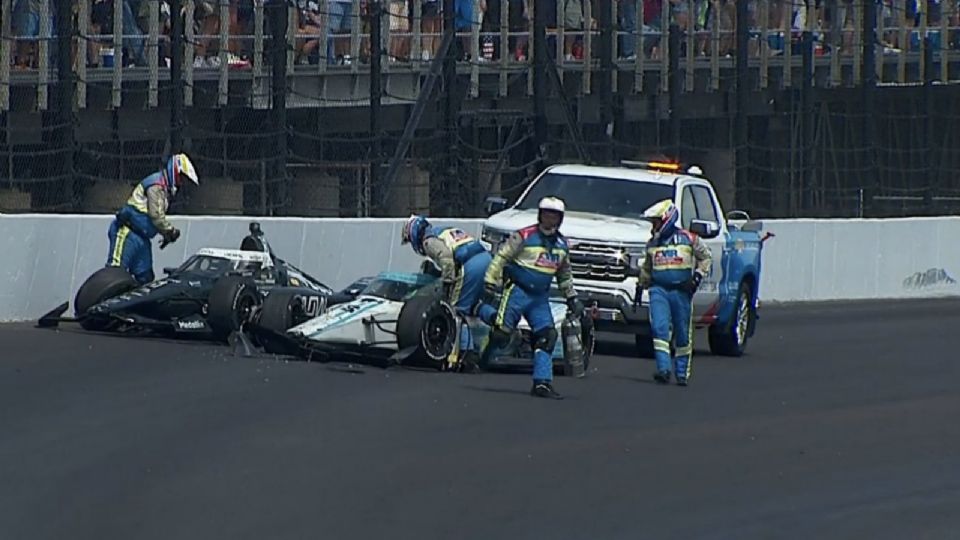 'Pato' O'Ward chocó contra el muro de contención cerca del final de la carrera y posteriormente fue golpeado a baja velocidad por el argentino Agustín Canapino