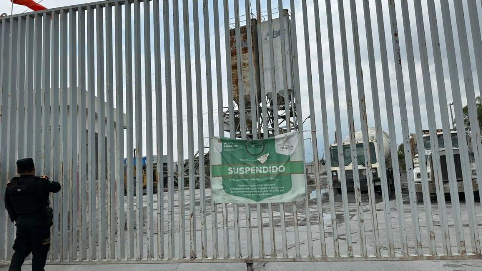 Autoridades durante la clausura de cementera.