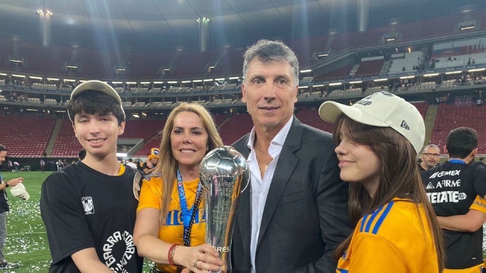 Robert Dante Siboldi y su familia festejan con el el trofeo de la Liga MX en el Estadio Akron