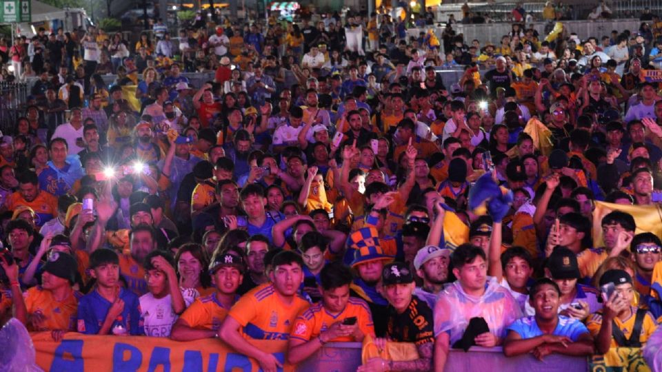 Aficionados de Tigres de todas las edades se reunieron para ver la Final de la Liga MX en la Macroplaza