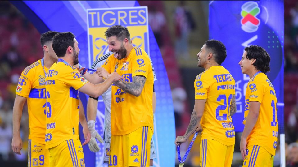 Los jugadores de Tigres festejan con su medalla antes de recibir el trofeo de campeón tras vencer a Chivas, una final a la que llegó el equipo luego de iniciar su camino en la Repesca