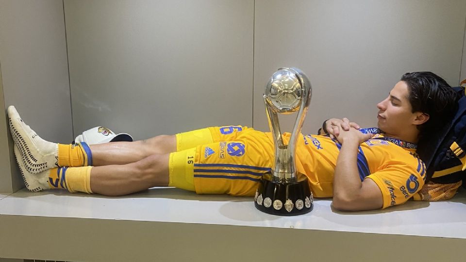 Diego Lainez publicó una foto en sus redes sociales con el trofeo de la Liga MX y la descripción 'Sigamos Fracasando'