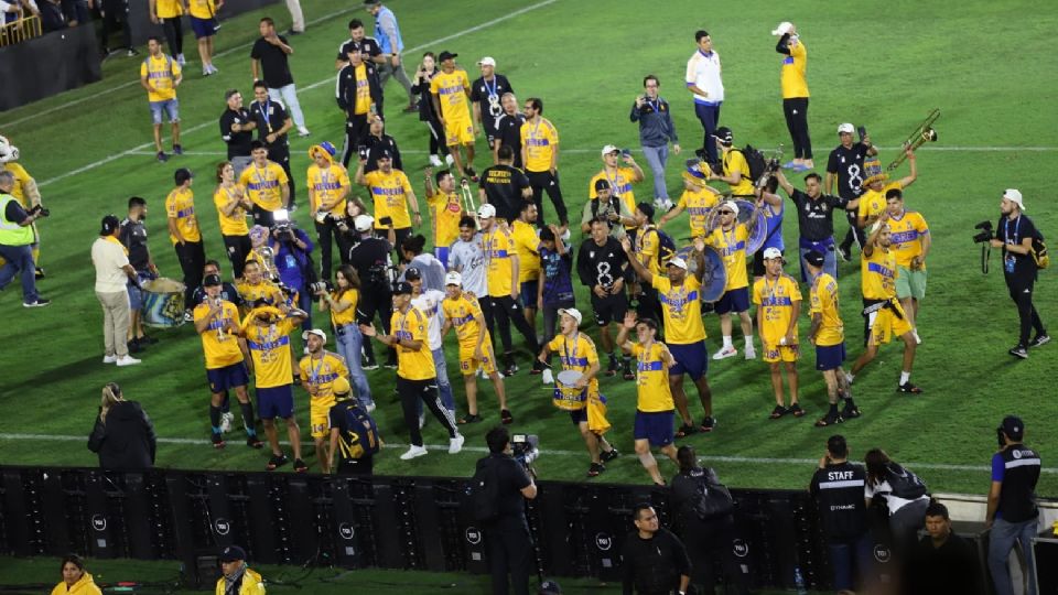 Futbolistas de Tigres ya festejan el campeonato de la Liga MX en el Estadio Universitario