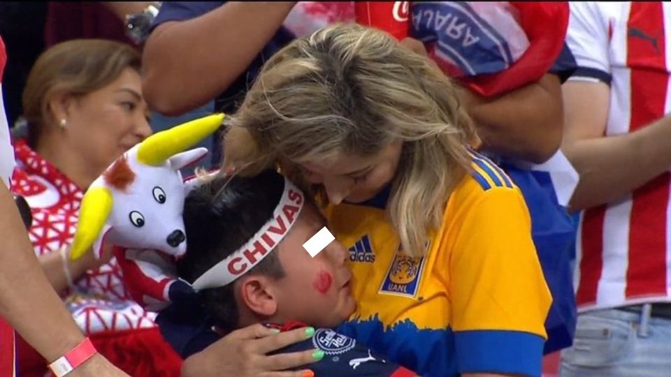 Madre e hijo se abrazan tras la final Chivas-Tigres | Twitter / @pf_flomisa