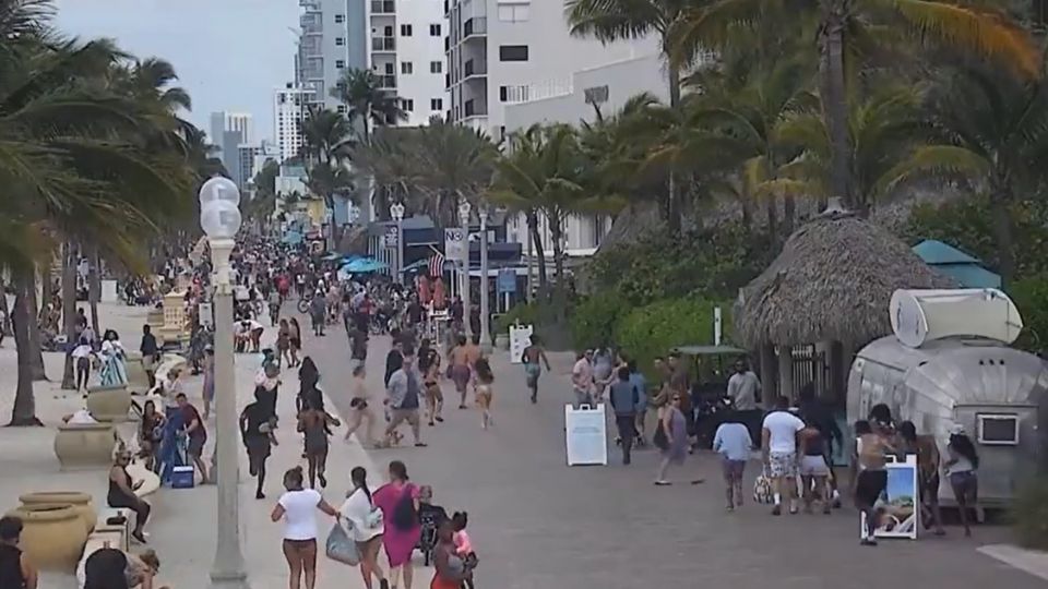 Una cámara captó el momento en que las personas corren tras escuchar los disparos.