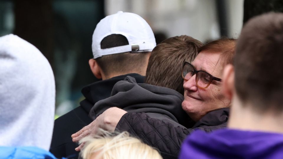 Familiares de alumnos llorando tras el tiroteo en escuela de Serbia