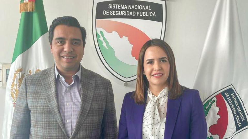 Jesús Nava, alcalde de Santa Catarina, junto a Clara Luz Flores, secretaria ejecutiva del Sistema Nacional de Seguridad Pública Federal.