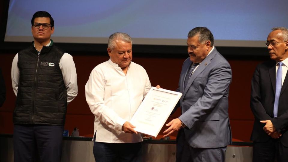 Entrega de reconocimiento a la UANL.