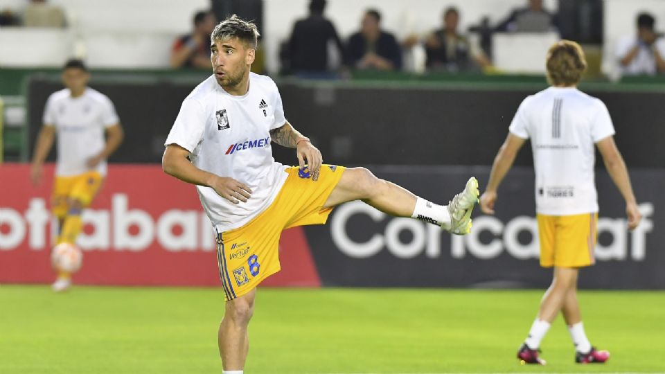 Fernando Gorriarán durante el calentamiento de Tigres en el Estadio León