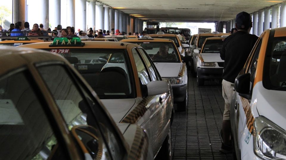 Unidades de taxi en el centro de Monterrey.