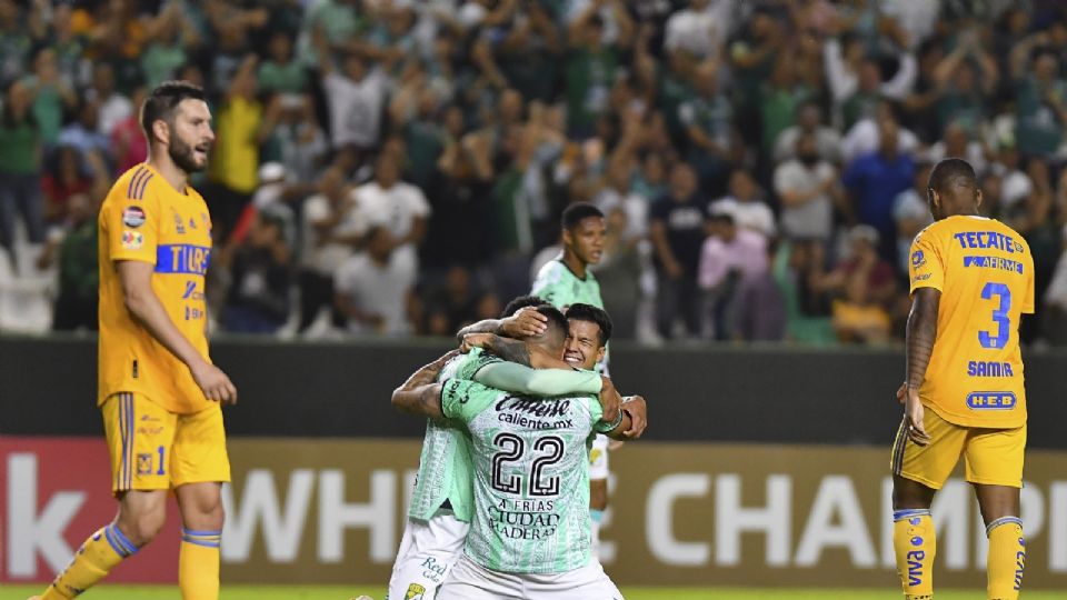 André-Pierre Gignac y Samir Caetano lamentan la derrota, mientras los jugadores de León celebran el pase a la Final