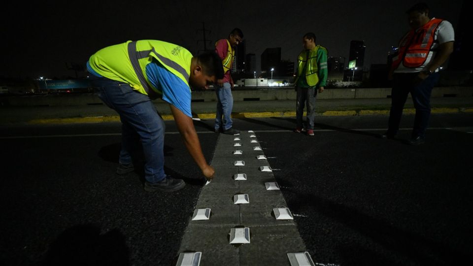 Personal realizando labores de mantenimiento en el semáforo de avenida Morones Prieto.