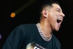 Eduin Caz de Grupo Firme se avienta al público en pleno concierto, pero nadie lo 'cacha'