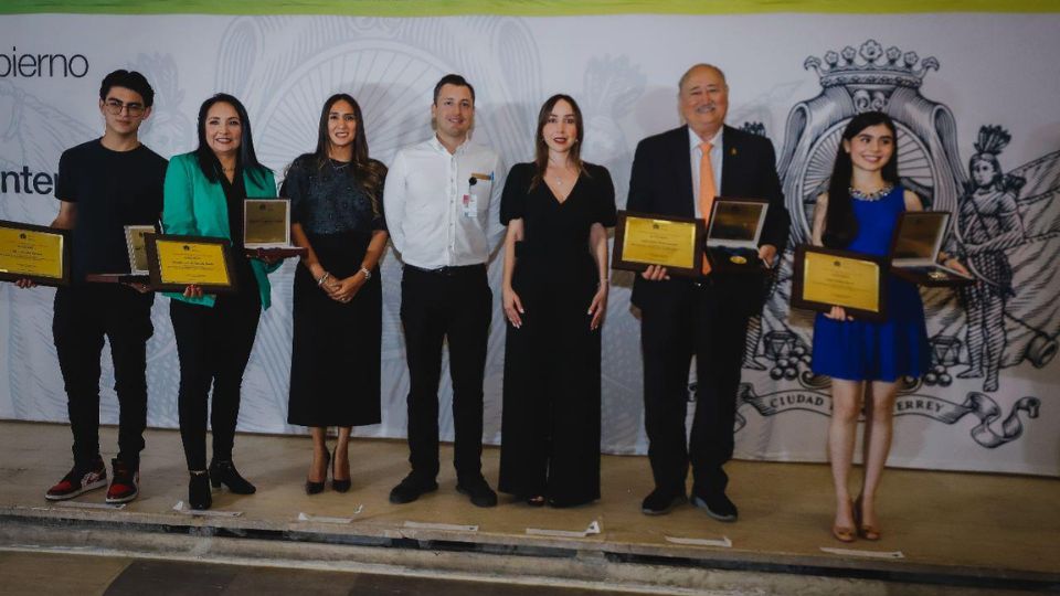 Galardonados junto al alcalde de Monterrey, Luis Donaldo Colosio Riojas.