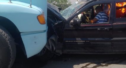 Camioneta se impacta contra tráiler en la zona de Dulces Nombres