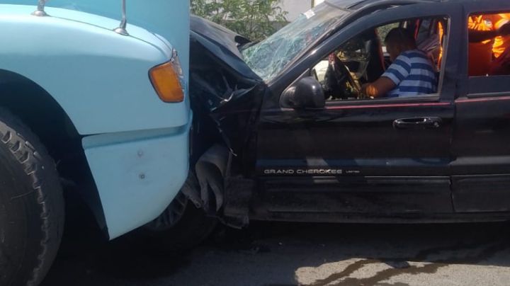 Camioneta se impacta contra tráiler en la zona de Dulces Nombres