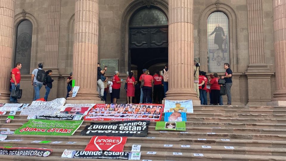 Familiares de desaparecidos protestan esta mañana de miércoles 31 de mayo en el Palacio de Gobierno