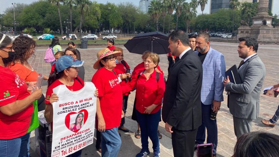 Luis Enrique Orozco con personas desaparecidas