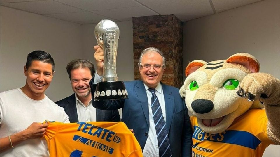 Marcelo Ebrad levantó el trofeo de campeón de Tigres del Clausura 2023.