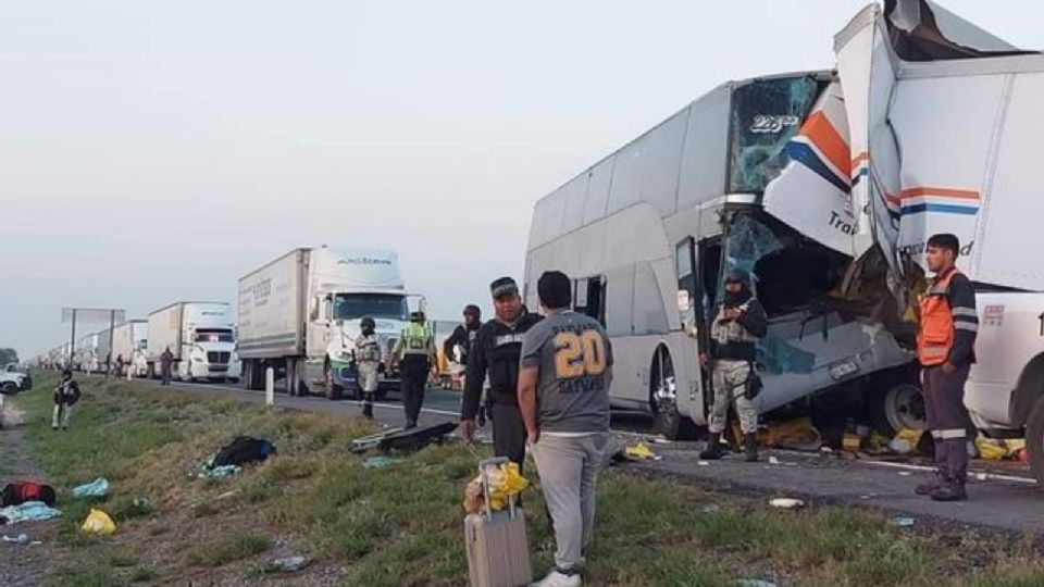 Autobús chocó contra camión en San Luis Potosí.