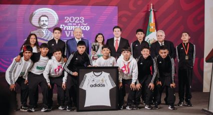 AMLO reconoce a niños campeones de la Selección Nuevo León