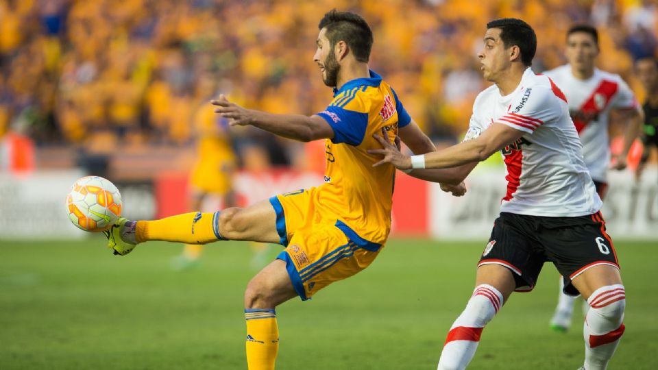 Gignac disputando un balón con Ramiro Funes Mori en la Final de Ida de la Libertadores