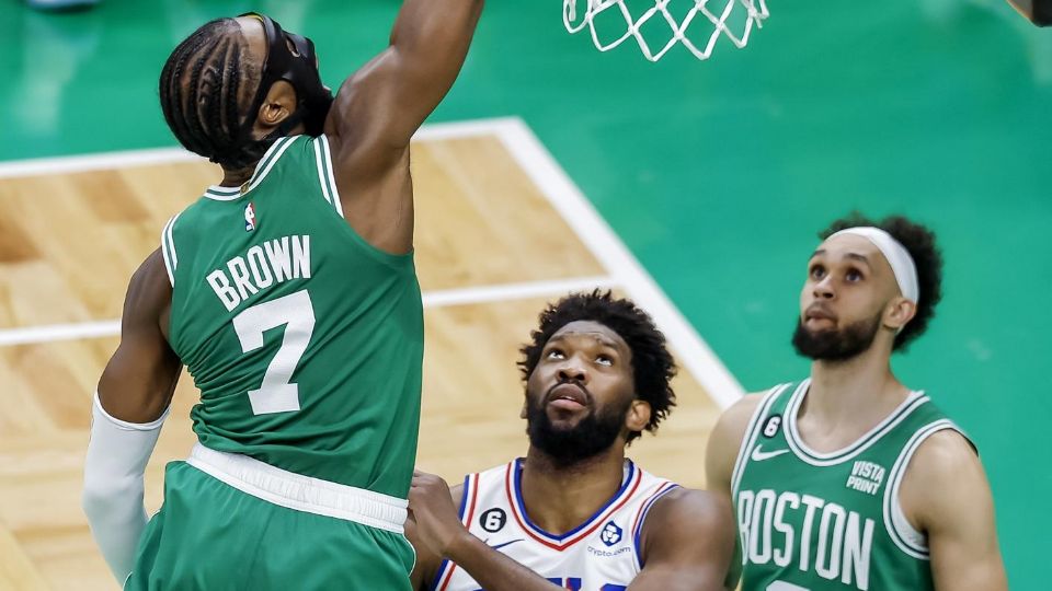 Los Boston Celtics igualaron 1-1 la Semifinal de Conferencia Este de la NBA al derrotar 121-87 a los Philadelphia 76ers